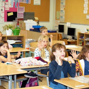 Um sich mit einer gehörlosen Mitschülerin besser unterhalten zu können, lernen die Grundschüler die Gebärdensprache.