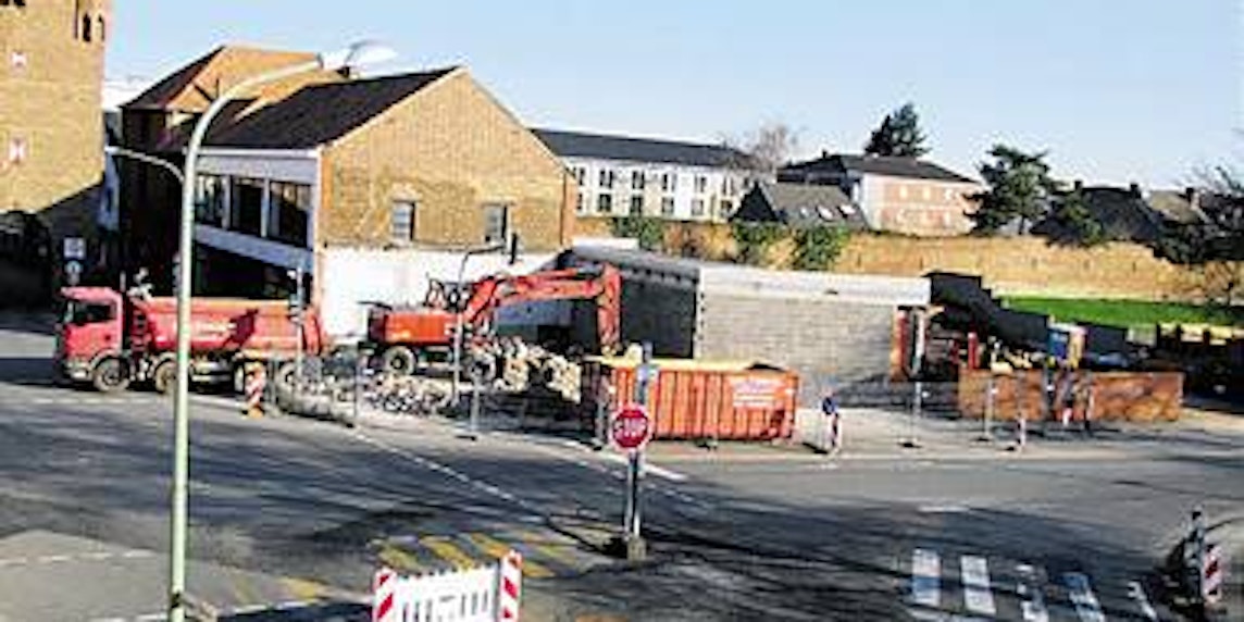 Am Montag rückte ein Abrissbagger an der früheren Tollmann-Immobilie an, um Platz für den künftigen Kreisverkehr zu schaffen. (Bild: Sprothen)