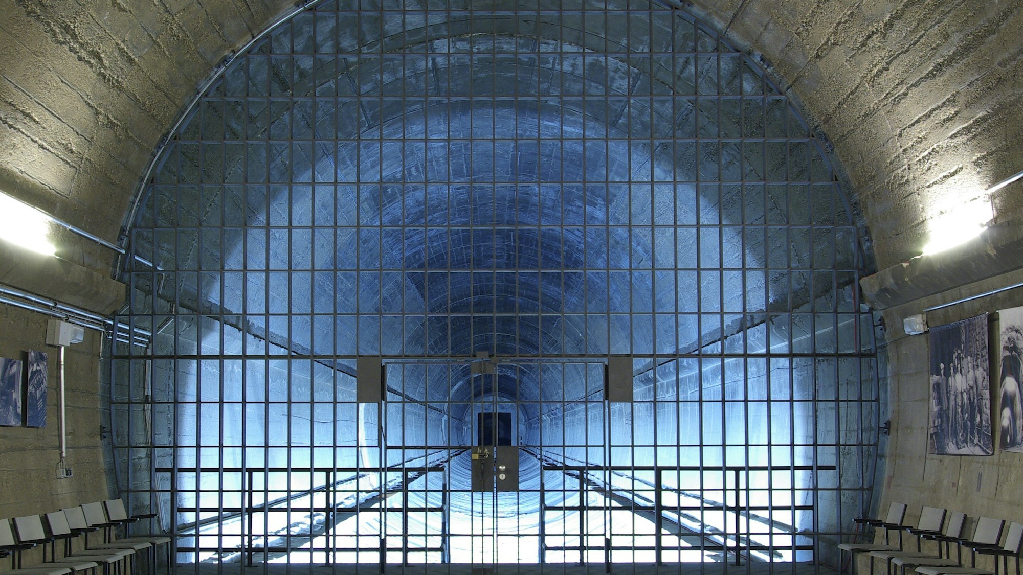 Gitter vor einem blau beleuchteten Tunnel