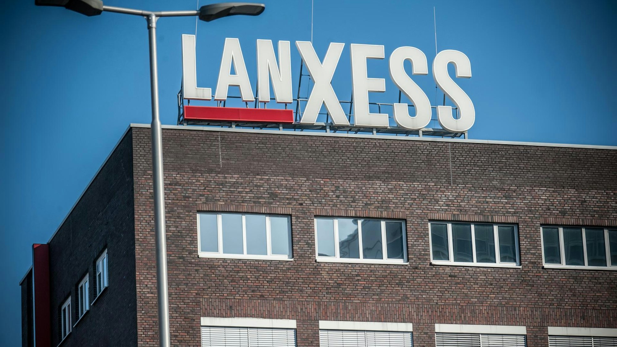 Blick auf einen Backsteinbau im Chempark Leverkusen mit Lanxess-Schriftzug auf dem Dach