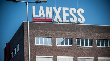 Blick auf einen Backsteinbau im Chempark Leverkusen mit Lanxess-Schriftzug auf dem Dach