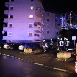 Rund 40 Feuerwehrkräfte waren in der Nacht zu Donnerstag bei einem Wohnungsbrand in der Bergneustädter Nistenbergstraße im Einsatz.