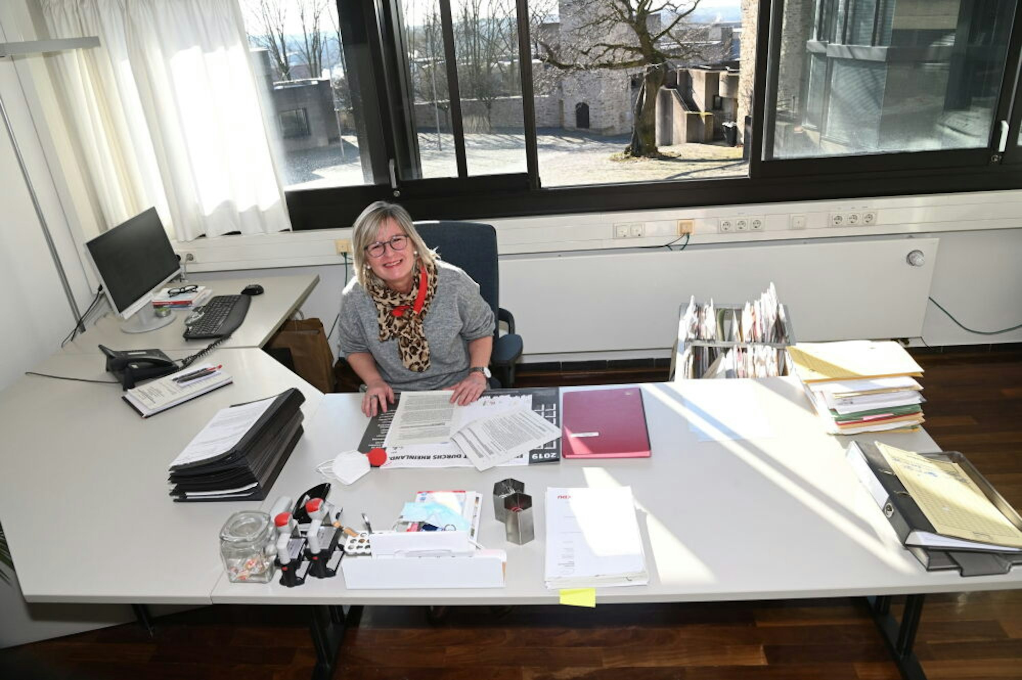 Vorm leeren Rathausinnenhof: Assistentin Silke Colberg