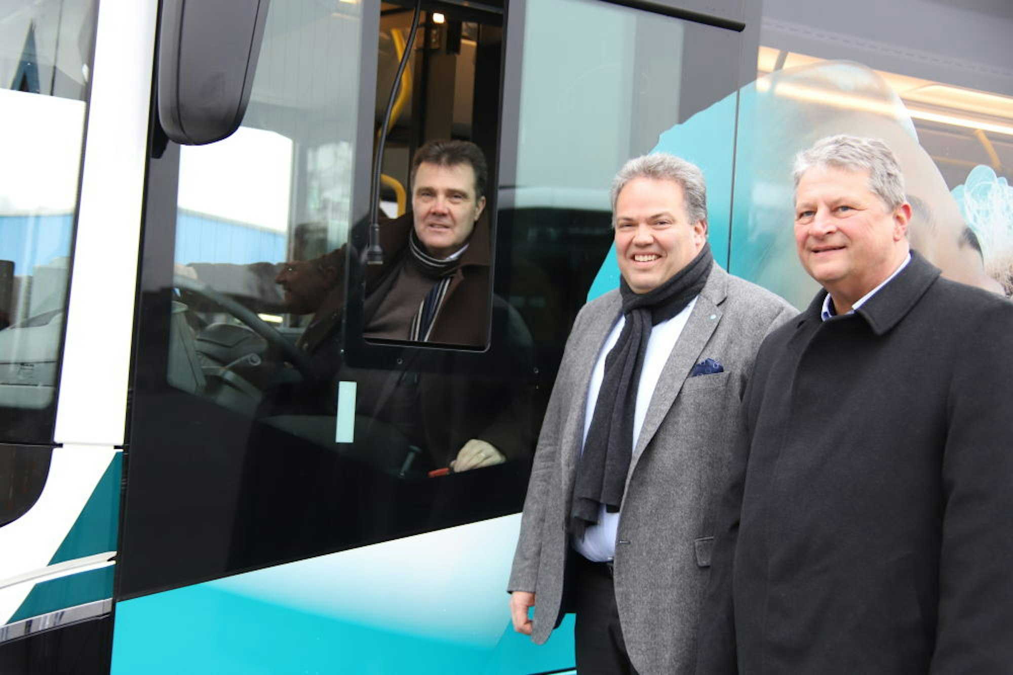 Die beiden RSVG-Geschäftsführer Volker Otto (l.) und Michael Reinhardt (r.) sowie der Aufsichtsratsvorsitzende Marcus Kitz stellten die Flotte vor.