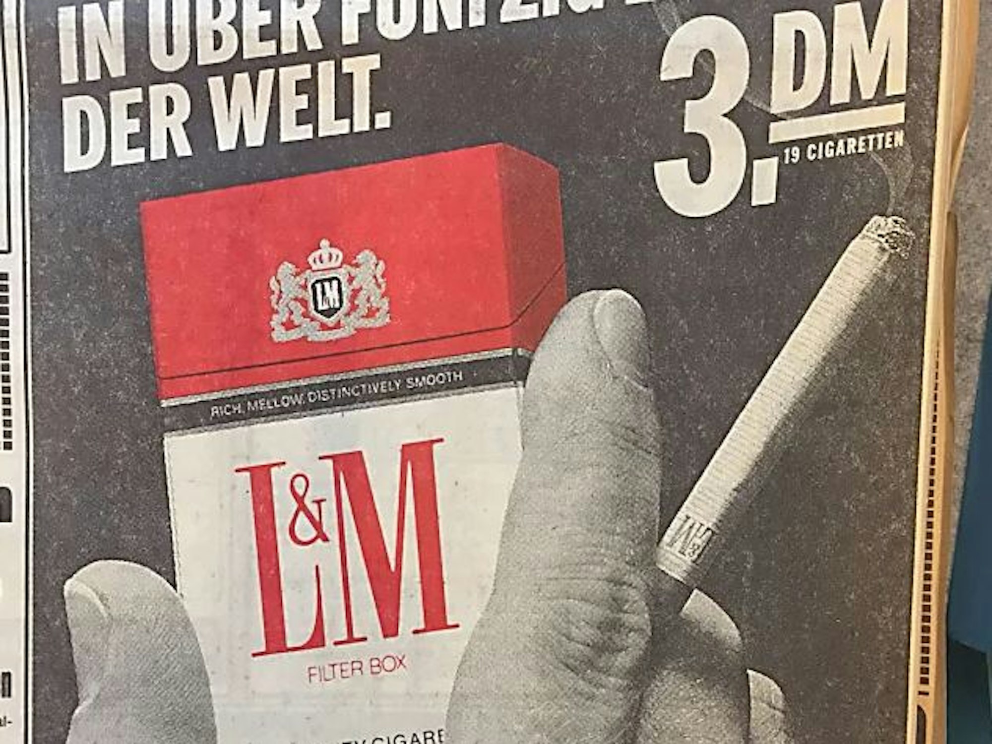 Das Foto zeigt Zigaretten-Werbung aus dem Jahr 1982.