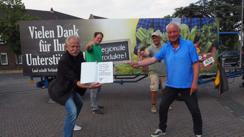 Die Landwirte Andreas Poschen und Markus Wipperfürth (hinten v.l.) und die Musiker und Fans regionaler Produkte Henning Krautmacher und Peter Werner (r.) sagen danke.