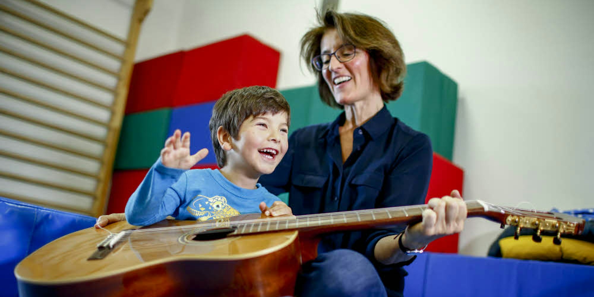 Musikalische Annäherung: Der fünfjährige Karl Weißmann (Name geändert) mit Musiktherapeutin Iris Diepers-Pérez