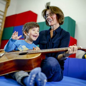 Musikalische Annäherung: Der fünfjährige Karl Weißmann (Name geändert) mit Musiktherapeutin Iris Diepers-Pérez