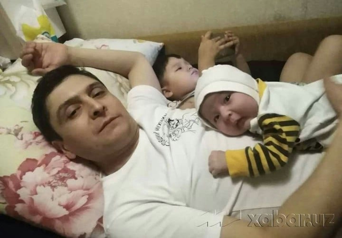Umid Isabaev mit seinen Kindern in Usbekistan