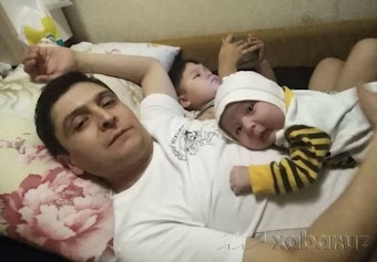 Umid Isabaev mit seinen Kindern in Usbekistan