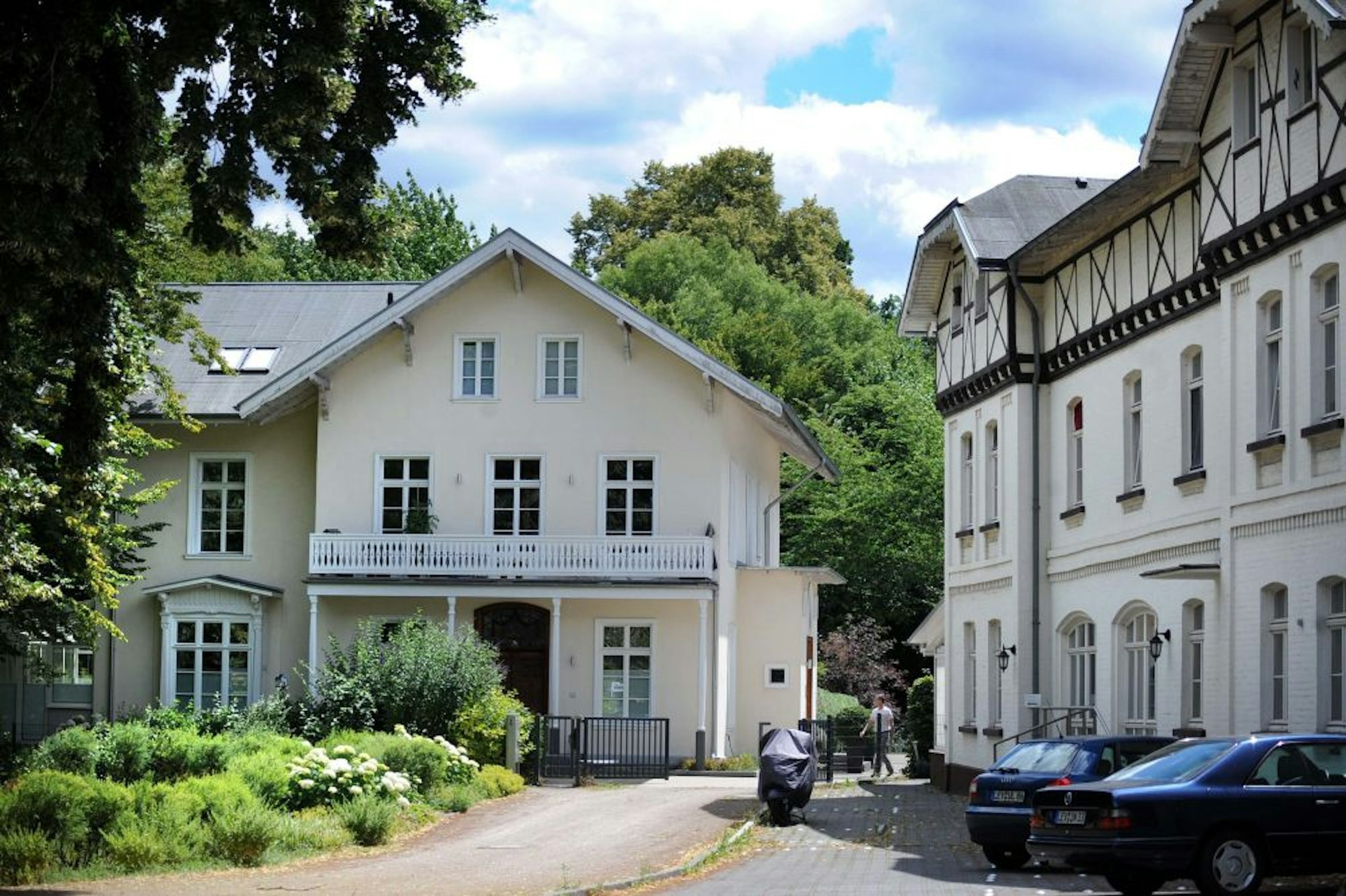 Ist das Leverkusen, oder die Schweiz? Von beidem ein bisschen kann man wie hier an der Villa Schmidt in Schlebusch erleben.