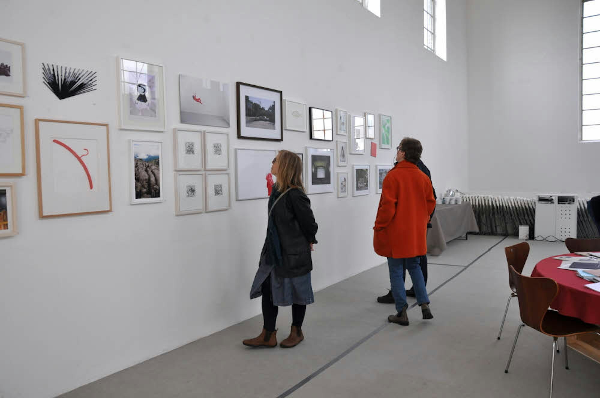 Besucher bestaunen die moderne Kunst im Kunstraum Fuhrwerkswaage.
