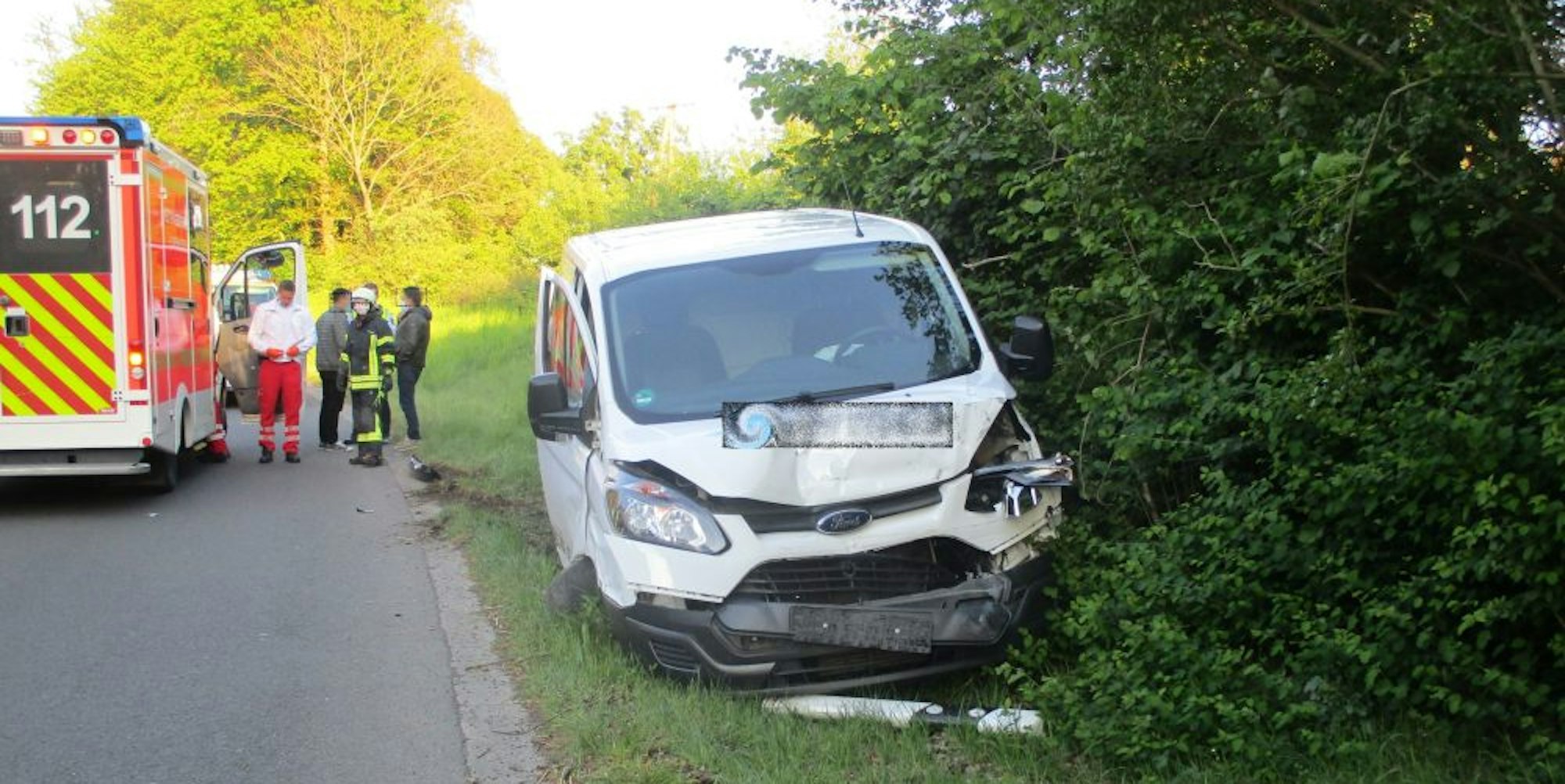 Der ramponierte Transporter des Lieferwagenfahrers landete bei dem Unfall im Graben neben der L 291 in Kuckenberg.