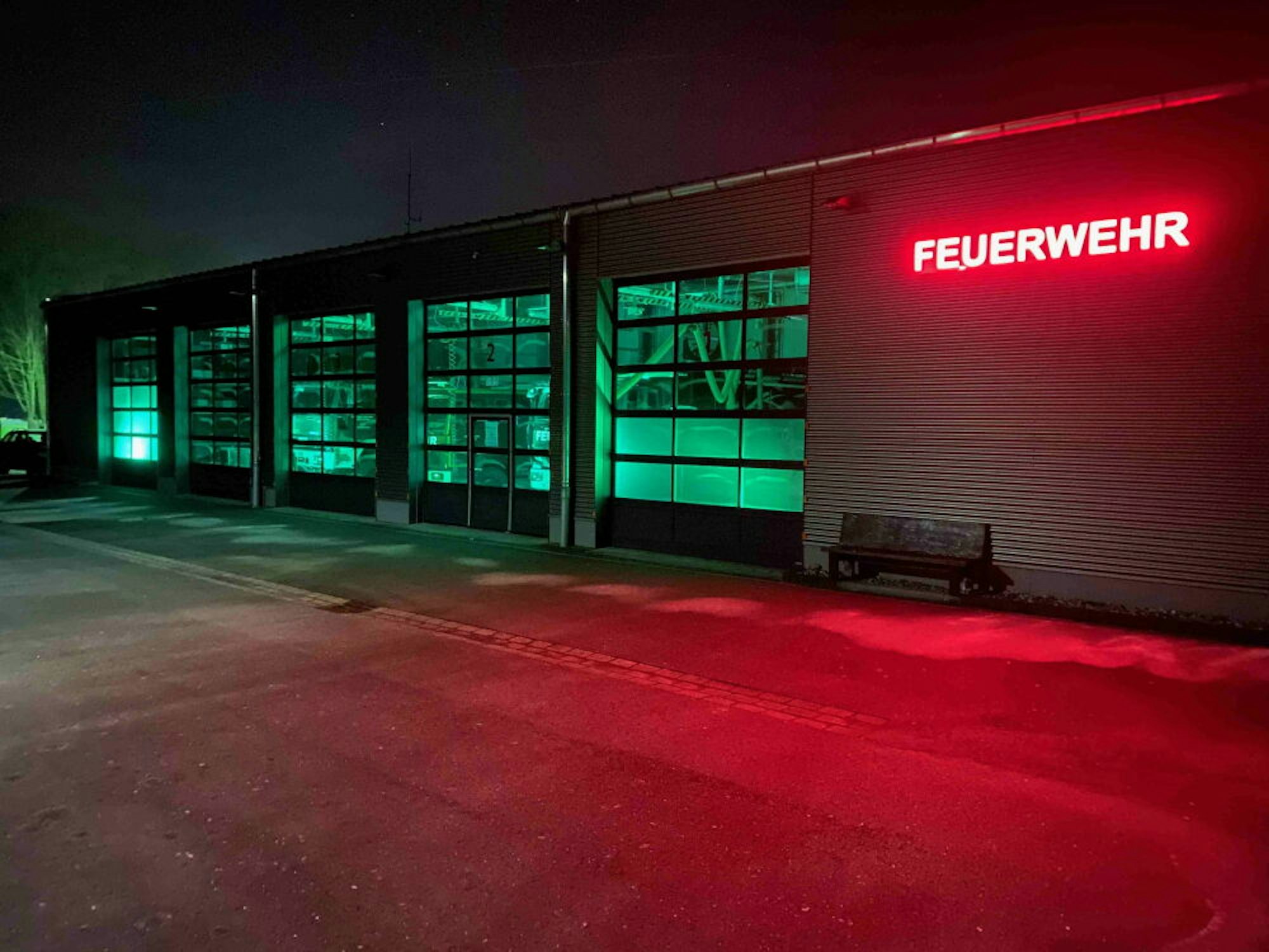 Die Lohmarer Feuerwehr beteiligte sich an der Aktion am Tag der Kinderhospizarbeit, indem sie an allen fünf Standorten grüne Beleuchtung einschaltete.