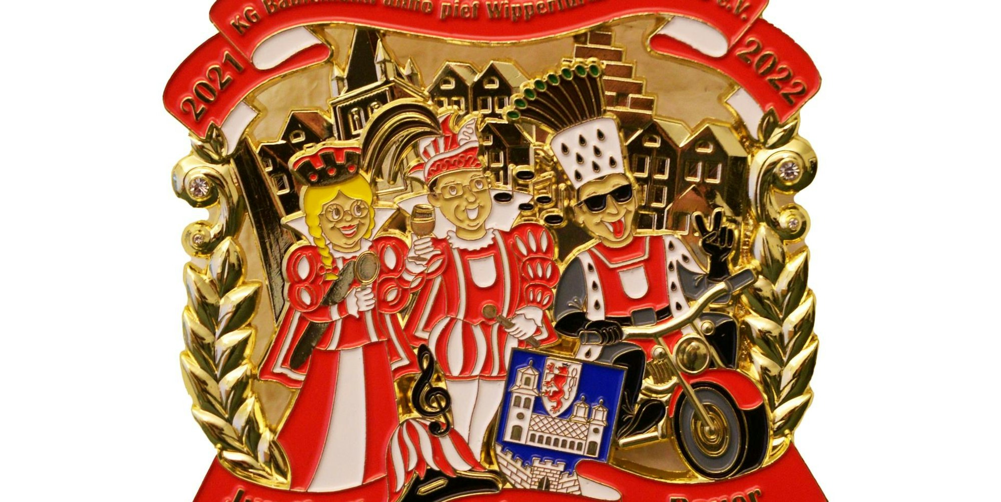 Der Orden der KG Baulemann zeigt Prinz Marcus I., Bauer David und Jungfrau Dirklinde vor der Stadtkulisse.