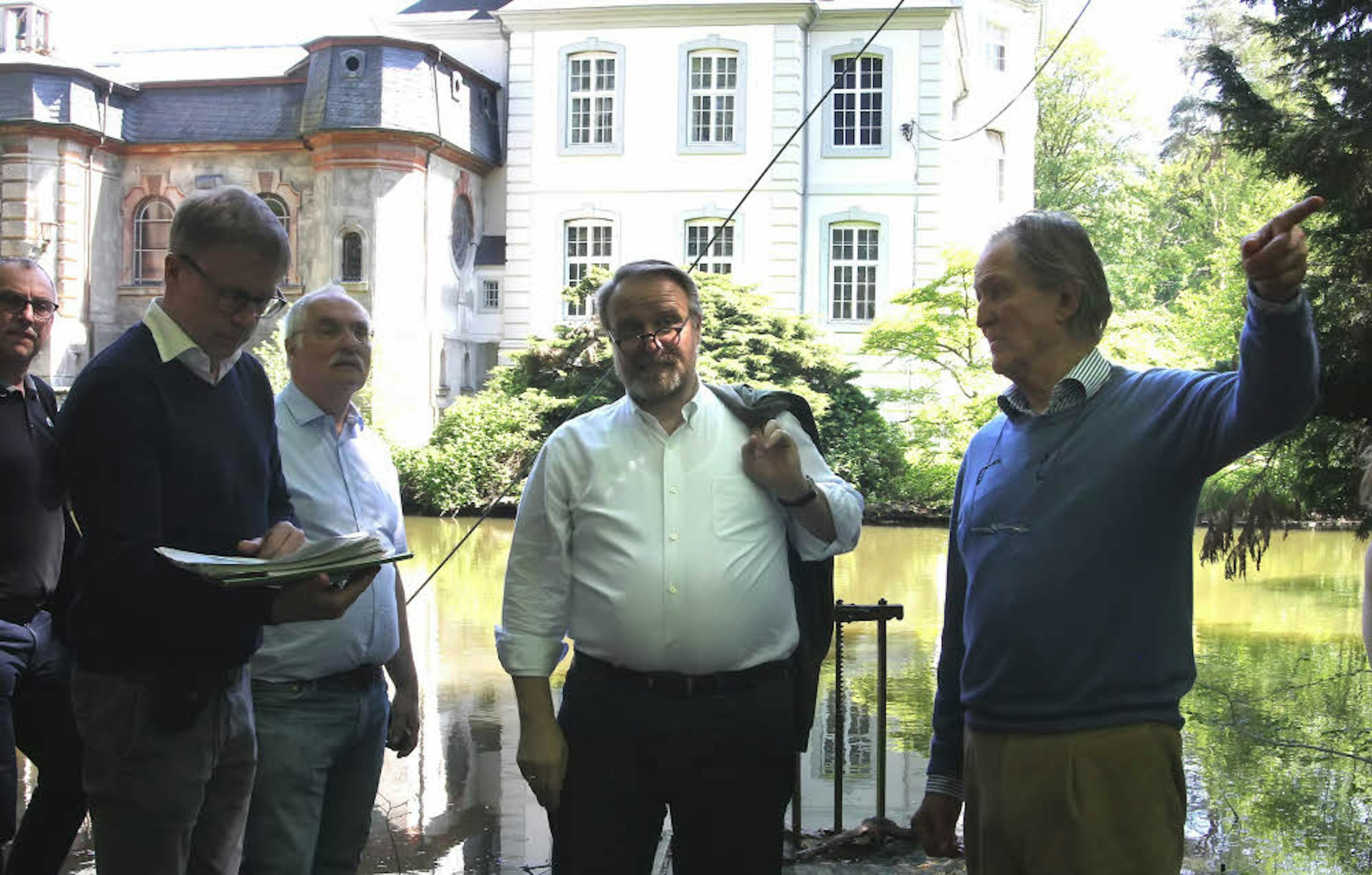 In Kerpen erklärten Joachim Schwister (M.) und Godehard Graf Hoensbroech (r.) die Pläne.