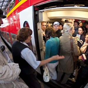Auch wenn der Zug völlig überbesetzt ist, dürfen Reisende mit 2.-Klasse-Ticket nicht auf eigene Faust in die 1. Klasse wechseln. Sie müssen auf eine entsprechende Freigabe warten.