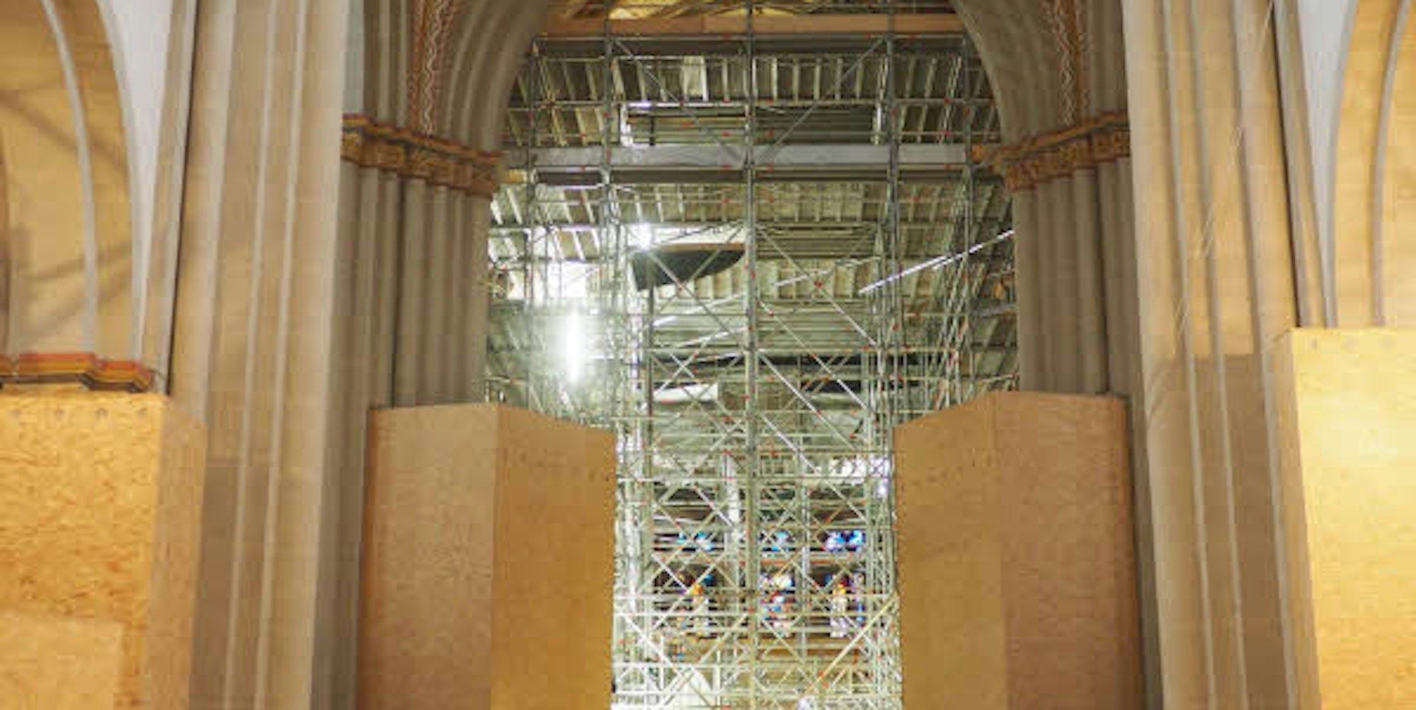 Holzverschalungen und Gerüste prägen zurzeit das Bild in der Münsterbasilika.