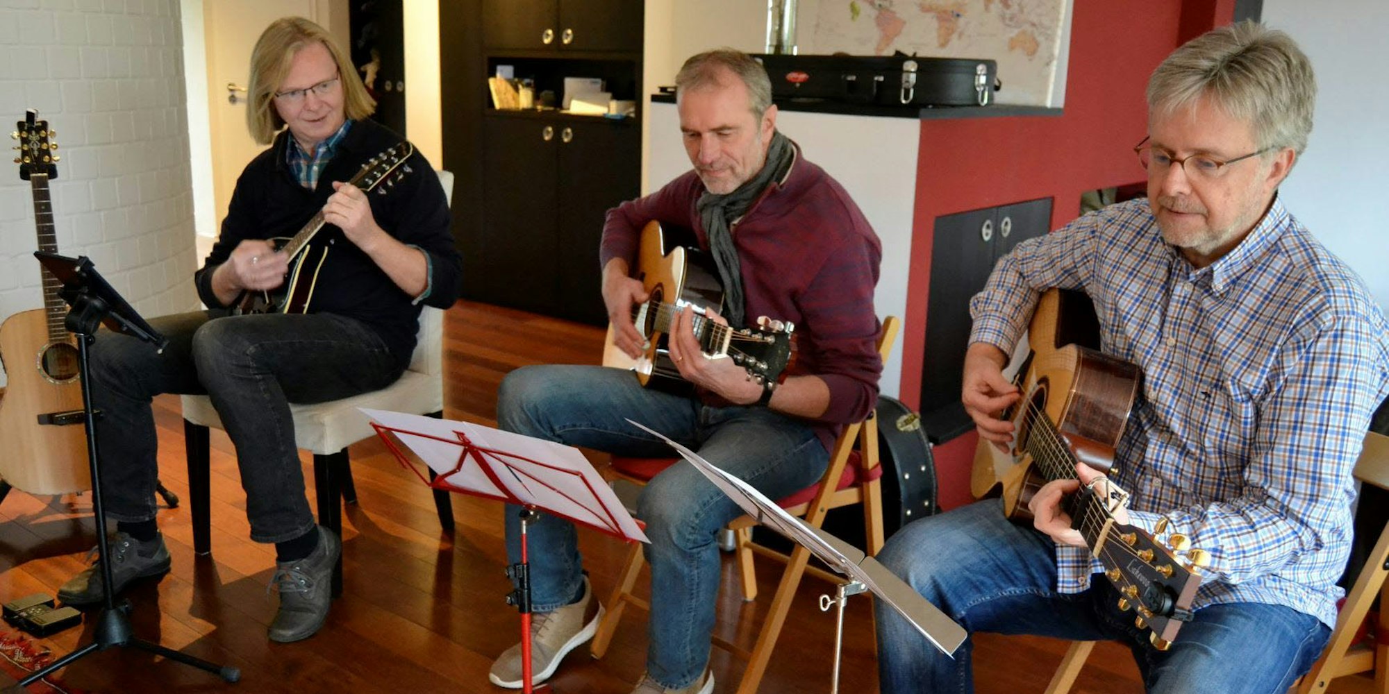 Andreas Kesenheimer, Bruno Tiltmann und Karl-Josef Würth (v.l.) begleiten die Sangesfreudigen mit der Gitarre.
