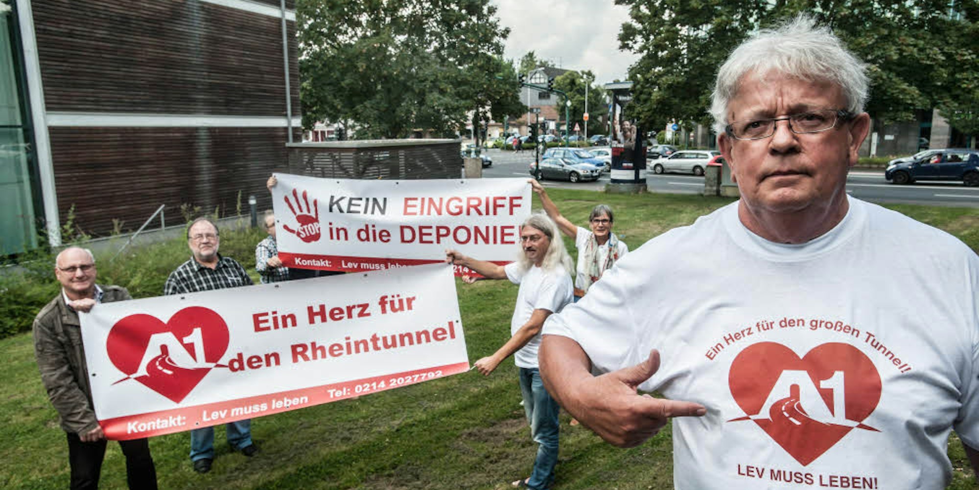 Transparente für Bürrig und Rheindorf, T-Shirts für alle. Manfred Schröder und Mitstreiter.