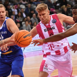 Benjamin Lischka (M.) und die Baskets wollen Tabellenführer in ihrer Gruppe bleiben.