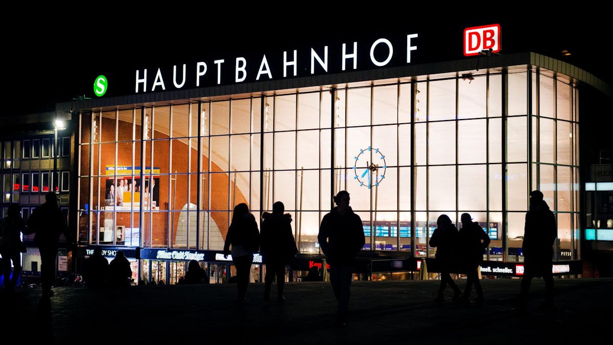 Kölner Hauptbahnhof in der Dunkelheit.&nbsp;