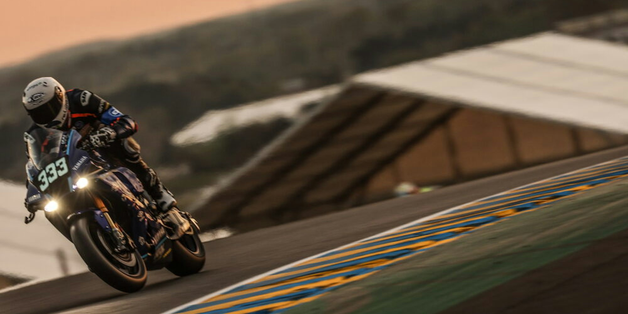 Als am frühen Morgen die Sonne über Le Mans aufging, fuhr Florian Alt auf seiner Yamaha mit der Nummer 333 noch Richtung Podium.