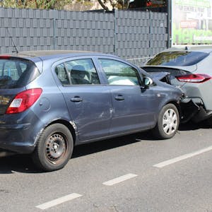 Dieser Opel fuhr laut Zeugenaussagen ungebremst auf zwei vor einer roten Ampel wartenden Autos auf.