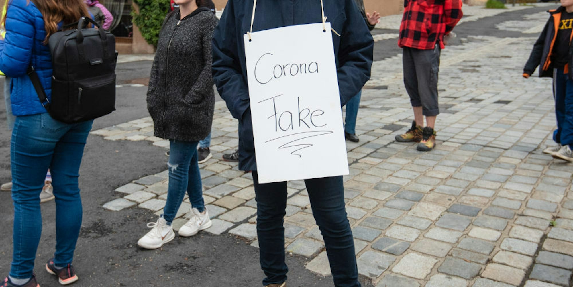 In vielen Orten in Deutschland wird gegen Corona-Maßnahmen demonstriert.