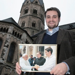 Nathanael Liminski mit dem Bild von seinem Papstbesuch.