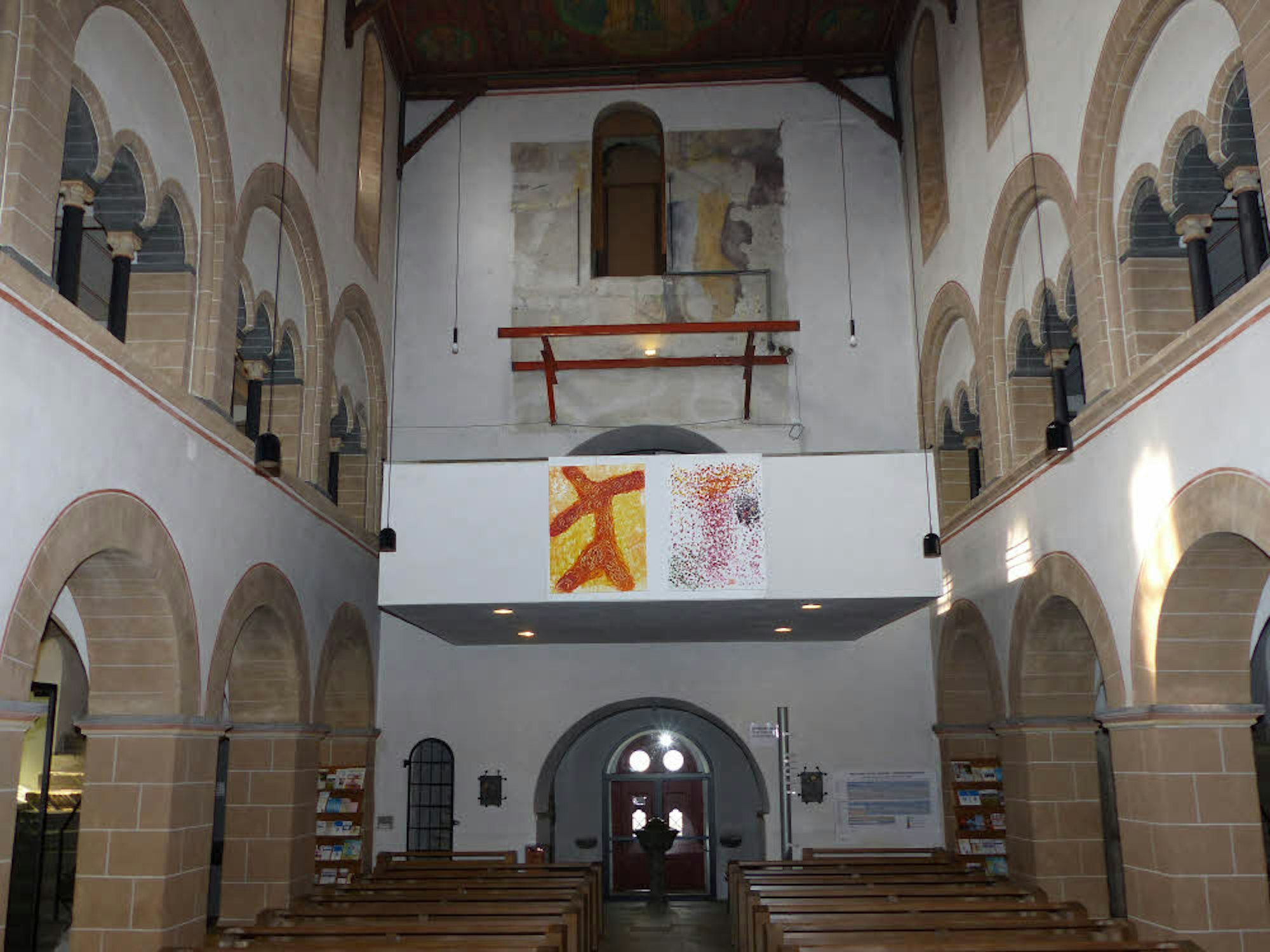 Dort, wo sich an der Wand der Morsbacher Basilika die alte Orgel befand, klafft jetzt eine große Lücke. An der Turmwand treten noch Reste der alten Malereien von Fritz Wingen aus dem Jahr 1923 zu Tage.