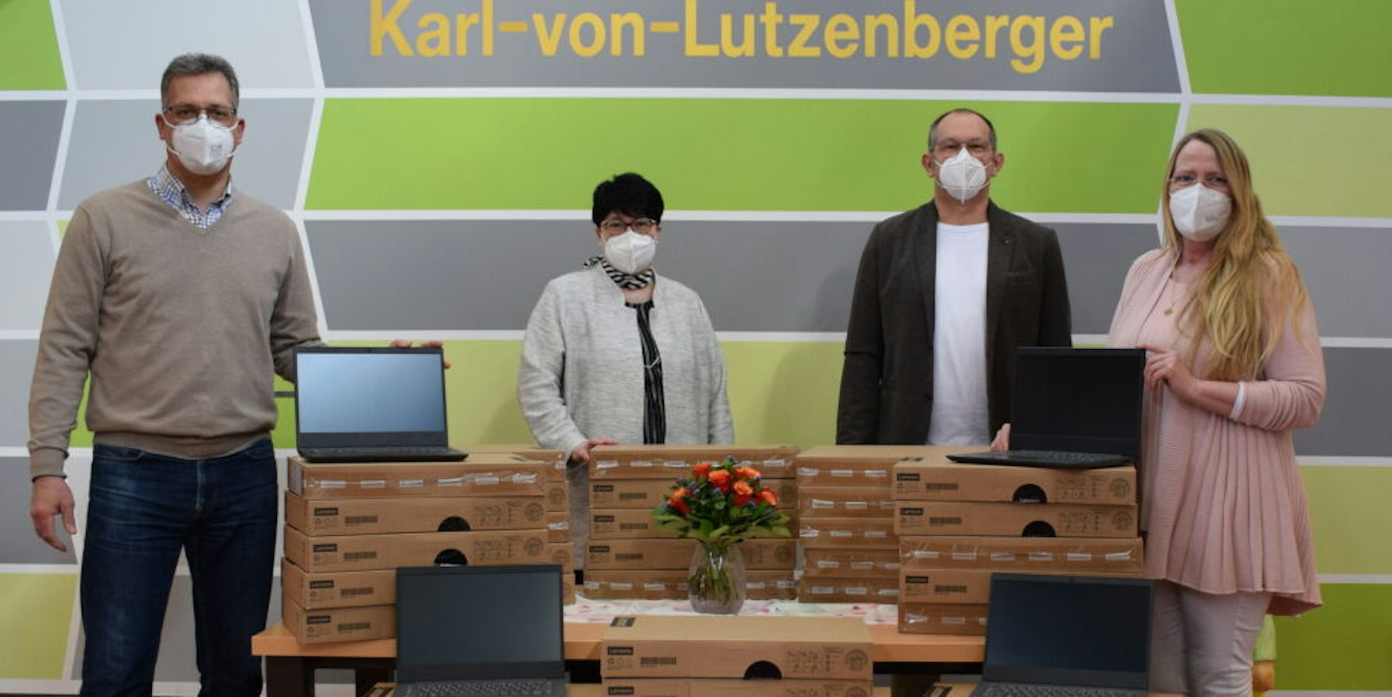 Zülpichs Bürgermeister Ulf Hürtgen (v.l.), Geschäftsbereichsleiterin Barbara Breuer und Andreas Loosen von der IT-Abteilung der Stadt Zülpich haben an Realschulleiterin Raphaela Kehren Laptops übergeben.