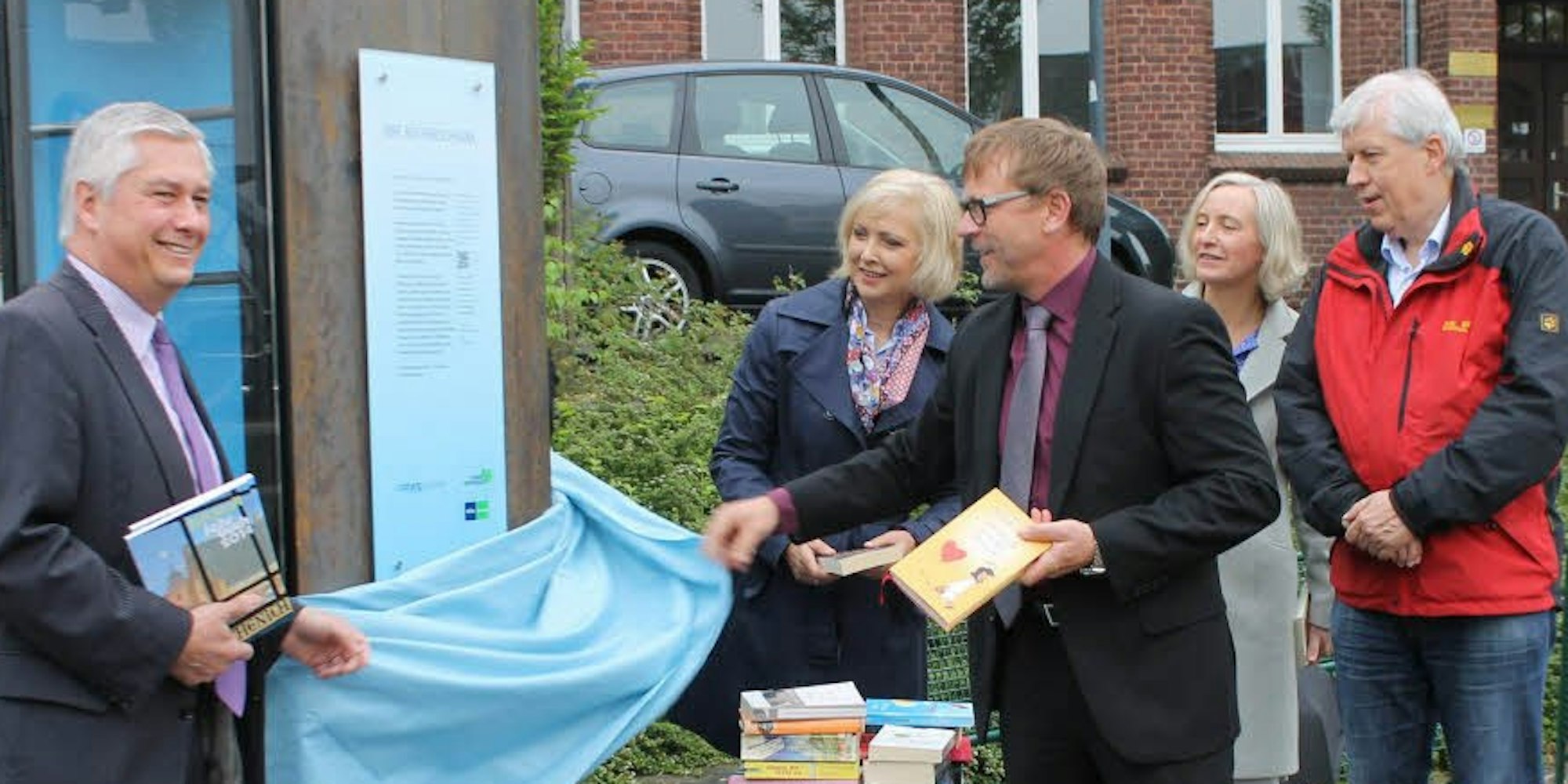 Bürgermeister Volker Erner (l.) freut sich über den ersten öffentlichen Bücherschrank in Erftstadt.