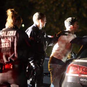Polizeinsatz nach den Ausschreitungen in Köln.