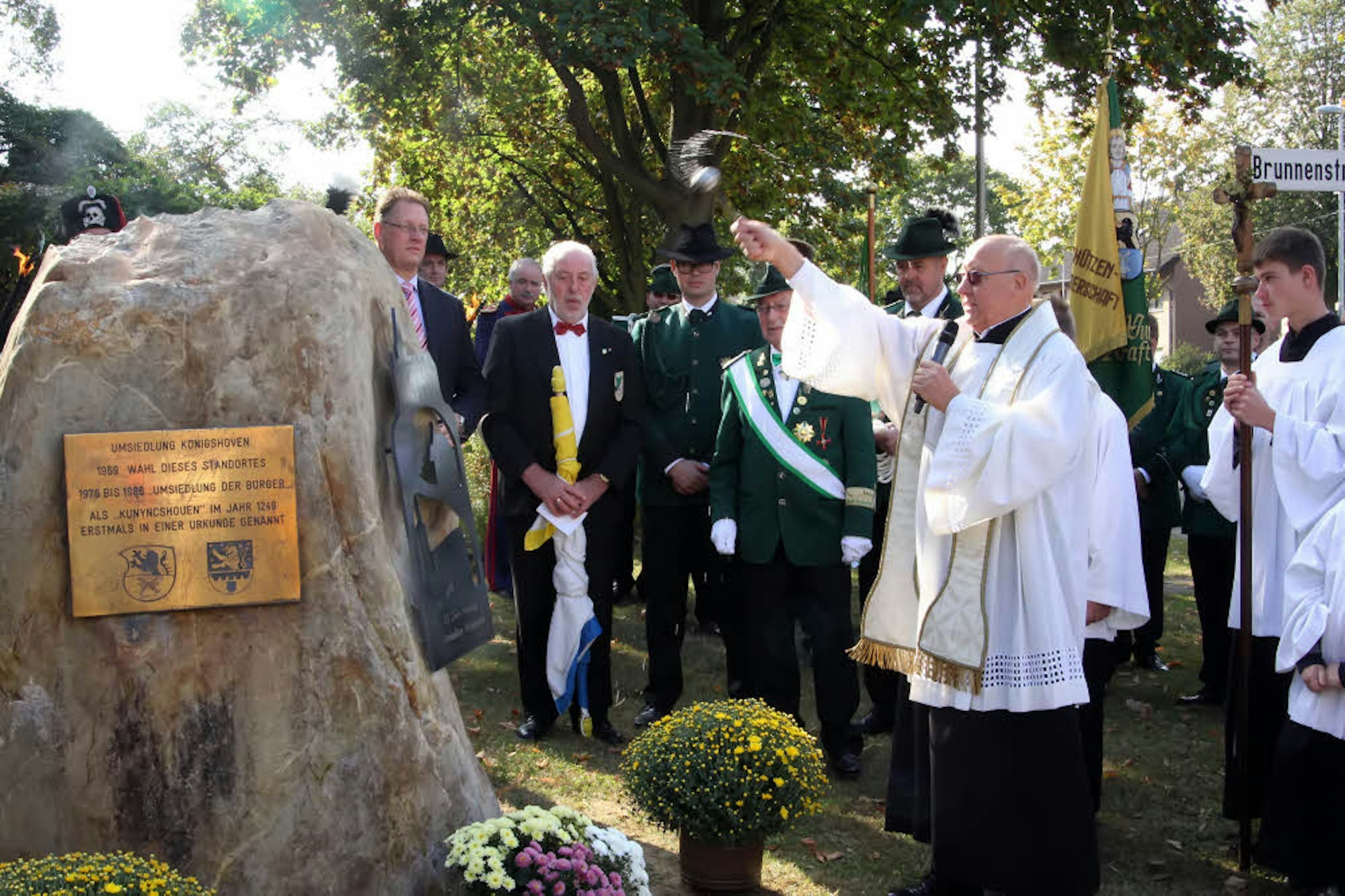 30 Jahre nach Abschluss der Umsiedlung segnete Pfarrer Günter Tepe einen Gedenkstein.