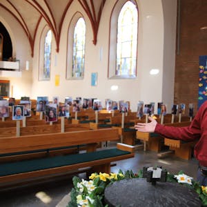 Pfarrer Stefan Heinemann steht am Taufbecken vor den etwa 80 Gottesdienstbesuchern – auf Papier.