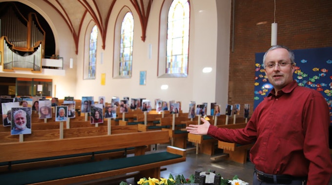 Pfarrer Stefan Heinemann steht am Taufbecken vor den etwa 80 Gottesdienstbesuchern – auf Papier.