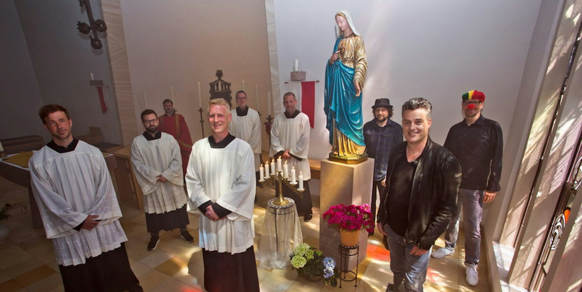 Die Engelskirchener Band The Höösch hat das Video für ihr neues Lied „Dä leeve Jott“ mit einigen Gästen in der katholischen Kirche von Loope gedreht. In Szene gesetzt hat es der Höösch-Schlagzeuger und gelernte Mediengestalter Stefan Frösler.