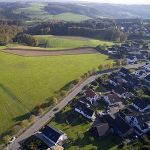 Ein Teil dieser Wiese in Odenthal, im rechten Bereich, soll bebaut werden.