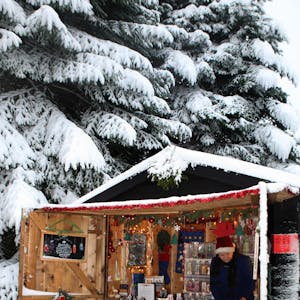 Weihnachtsmarkt_im_Wald_GuidoWagner_HOCH