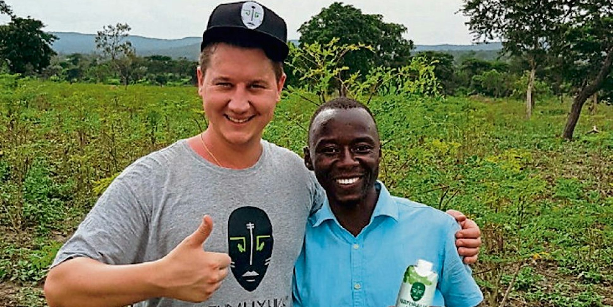 Firmengründer Arne Rohlfs mit einem Kleinbauer bei einem Besuch auf einem Moringa-Feld in Afrika.