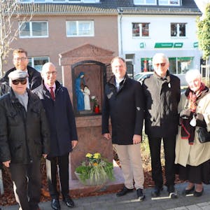 Bürgermeister Dirk Breuer (4.v.r.) und viele andere feierten die Einweihung des neues Bildstocks.