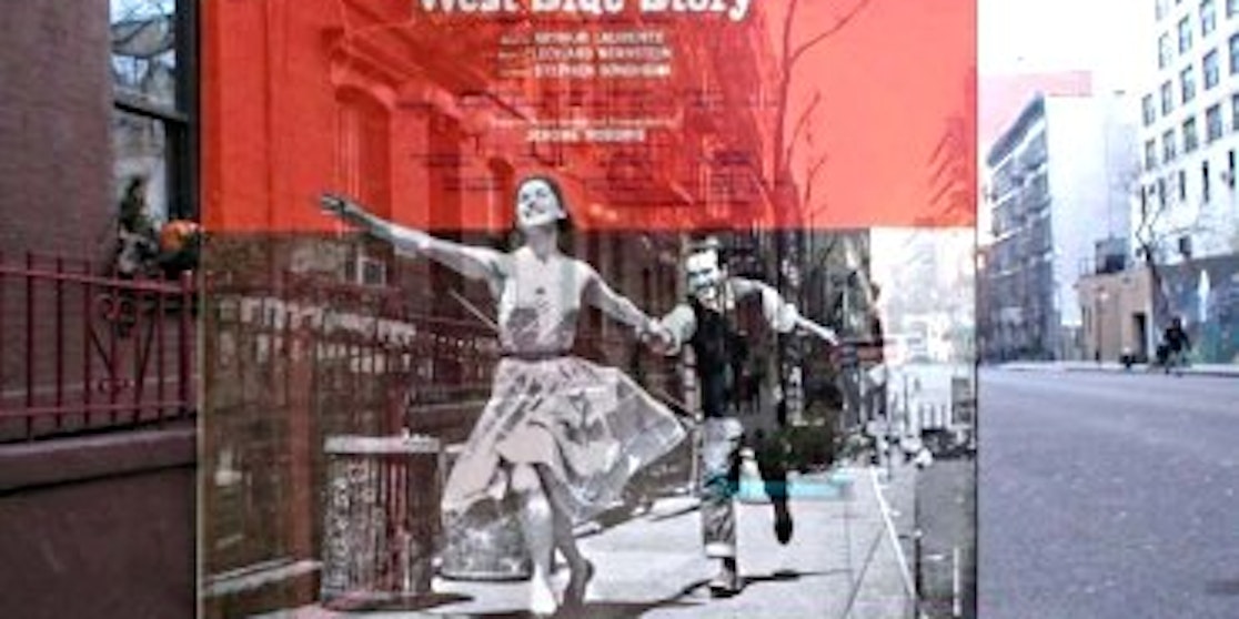 Das berühmte Cover der West Side Story, aufgenommen auf der 56. Straße zwischen Ninth und Tenth Avnue 1957, unterlegt mit einem aktuellen Foto.