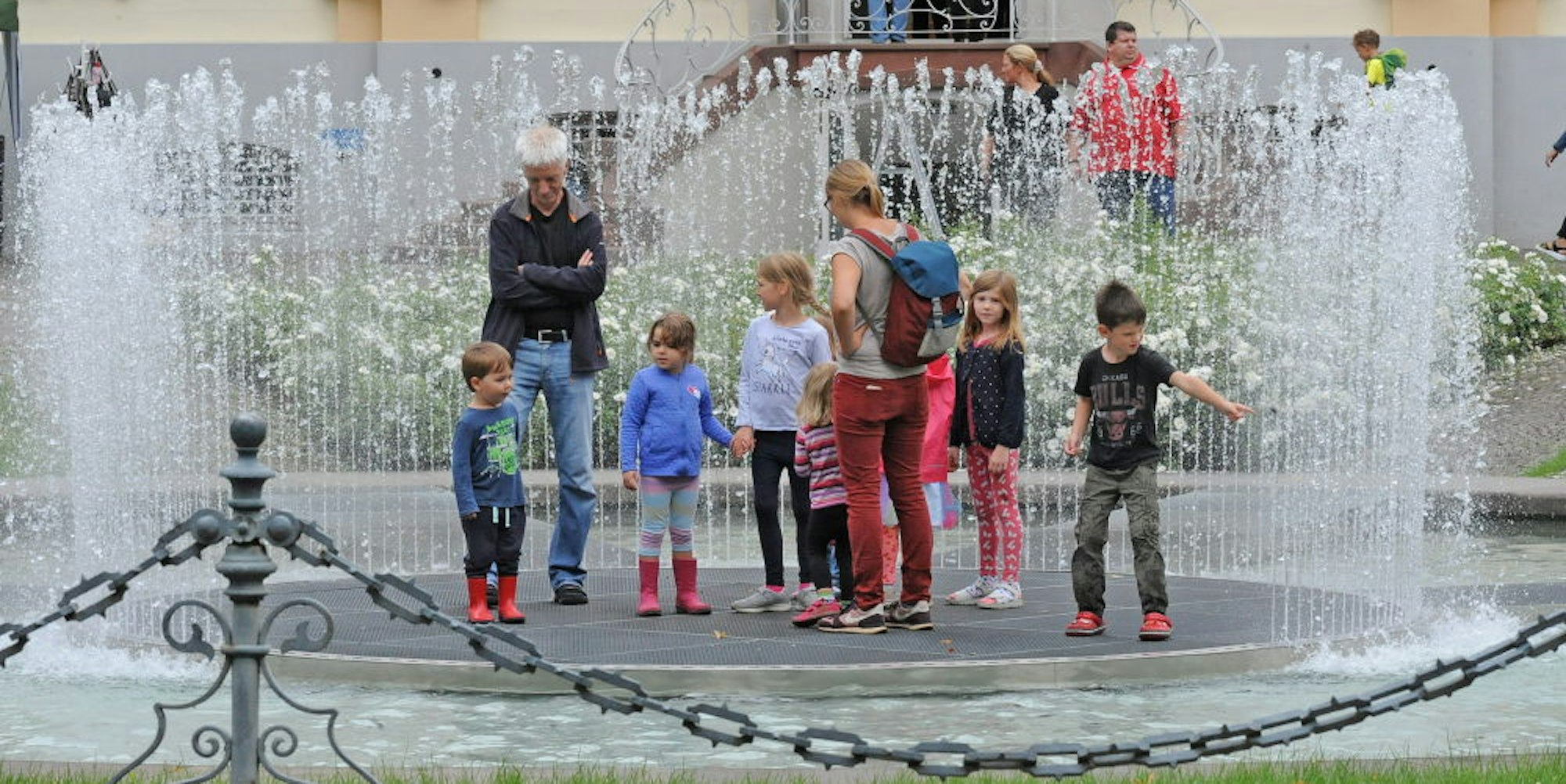 Immer wieder ein Höhepunkt des Festes ist – nicht nur für die Kinder – ist die Installation „Water Island“ von Jeppe Hein mitten im Vorhof des Schlosses.