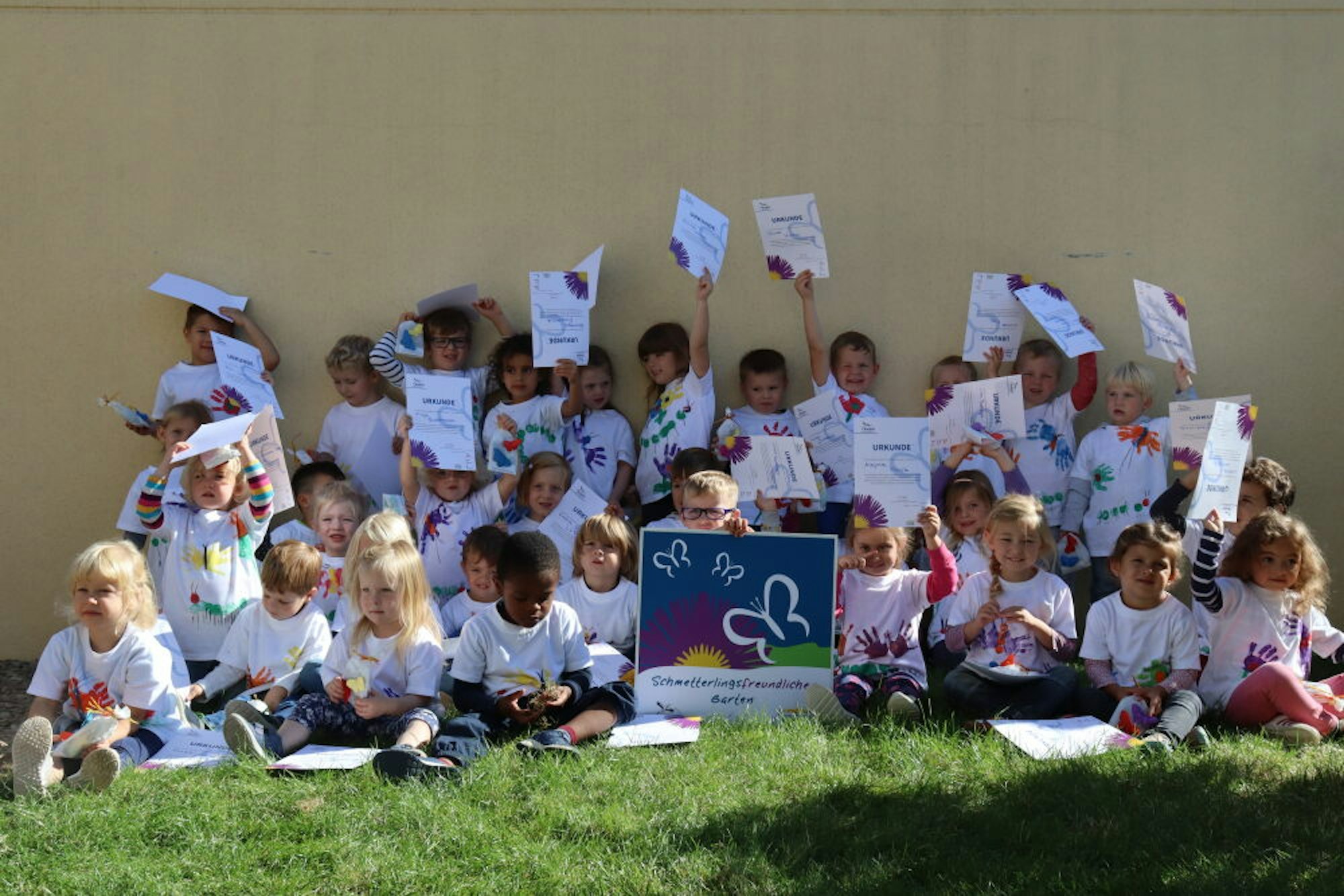 Jedes Kind bekam eine Urkunde als Anerkennung für seine Mitwirkung im Schmetterlingsprojekt.