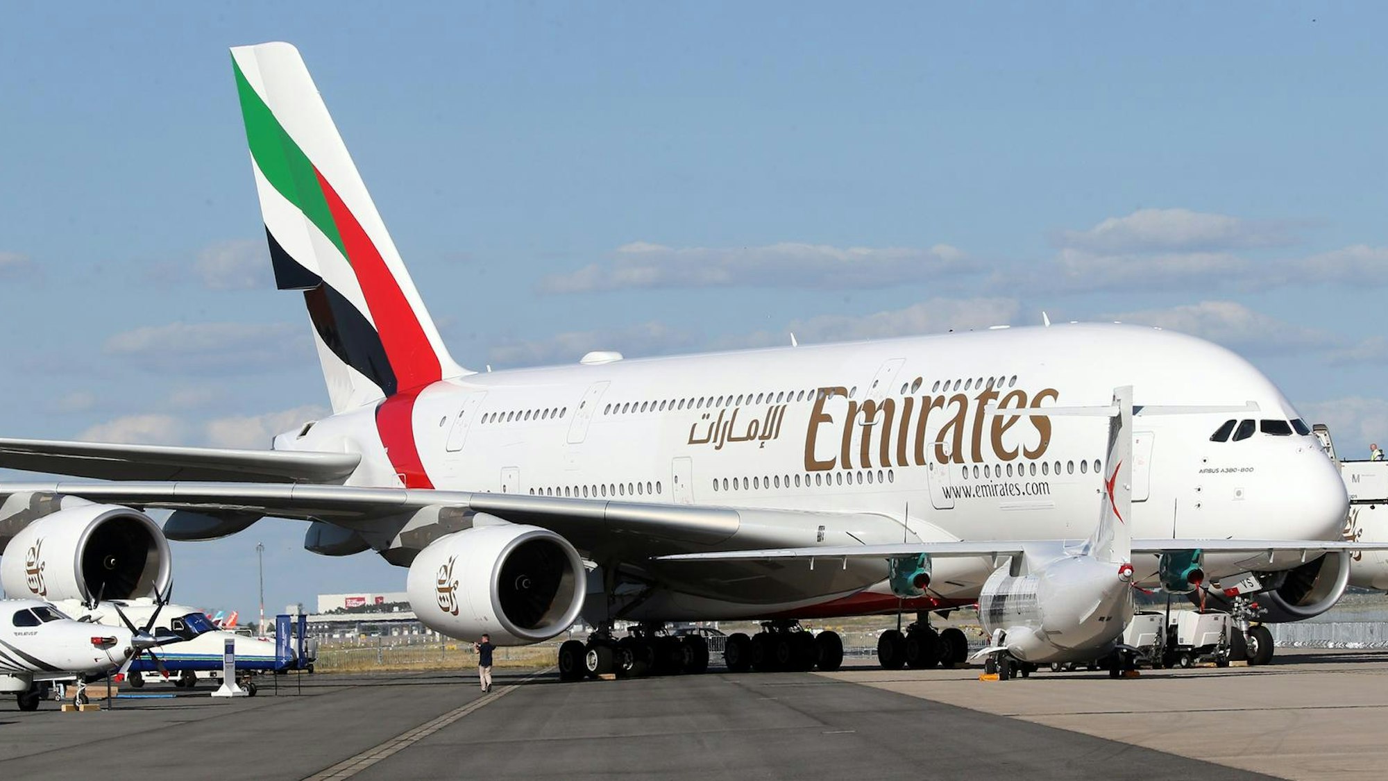 Die Nahaufnahme eines Emirates Airbus A380 auf einem Flughafen.