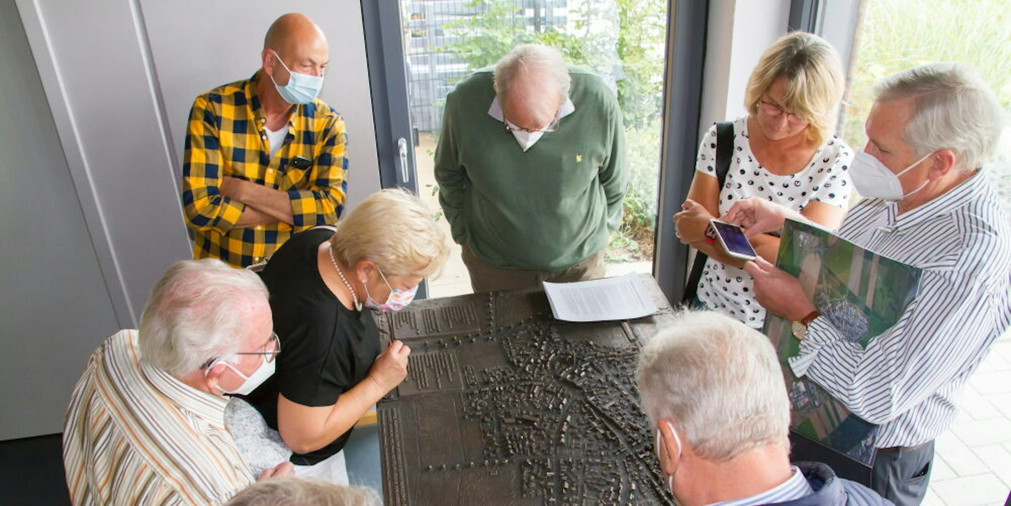 RWE schenkte der Manheimer Dorfgemeinschaft ein Bronzemodell ihres Ortes.