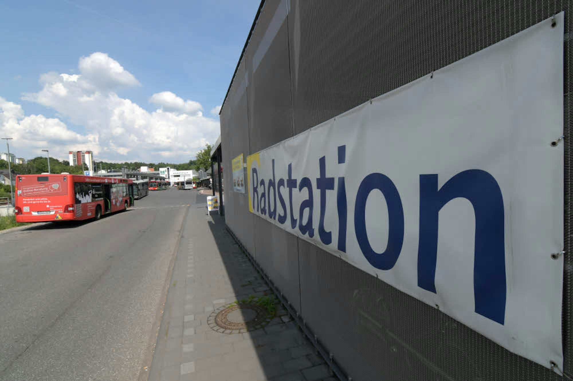 Eingang zur Radstation: Die Anlage befindet sich direkt am Bus- und S-Bahnhof.