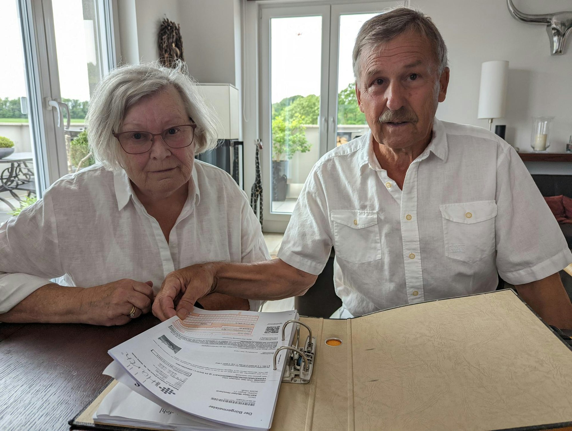 Verärgert sind Roswitha und Karl-Heinz Streichardt über die Hürther Verwaltung.