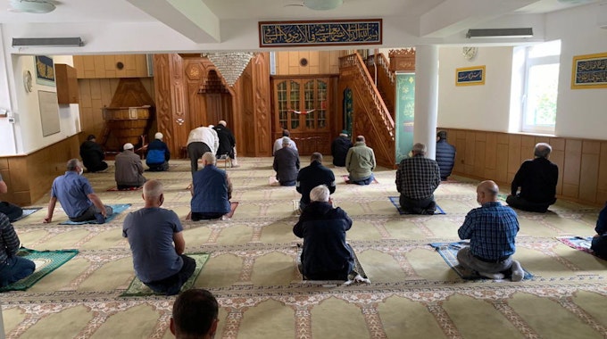 Beim Beten in der Moschee müssen die Gläubigen den Abstand einhalten, ein Teppich ist Pflicht.